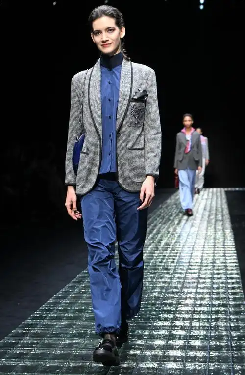 米兰时装周——安普里奥·阿玛尼品牌时装秀_腾讯新闻