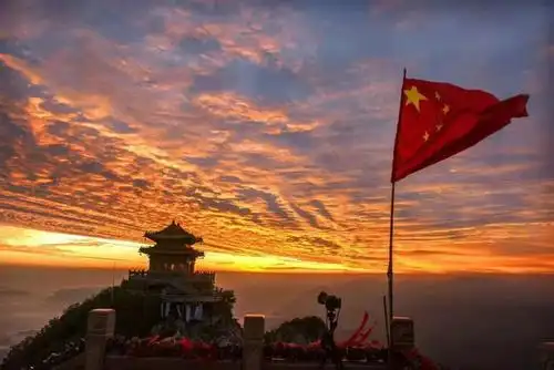 老君山员工同升国旗,唱响国歌,向祖国献礼!