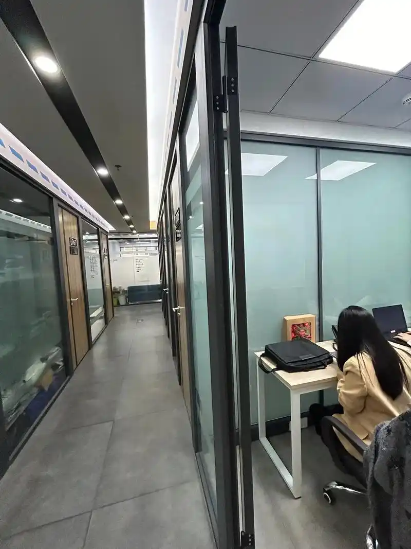 原来都在这!这的办公室真的好小,不过一个人创 - 抖音