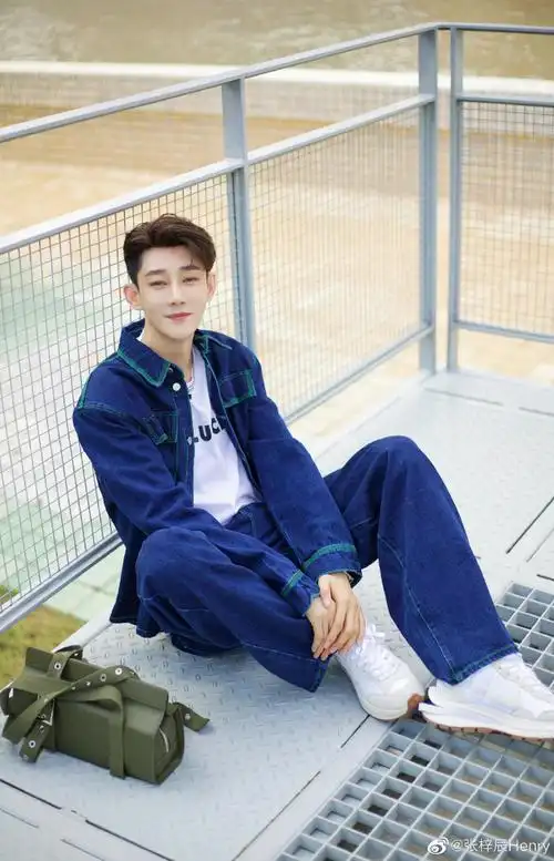 穿搭##秋日限定大片#演员张梓辰超话时尚超话上海·洛克99外滩源