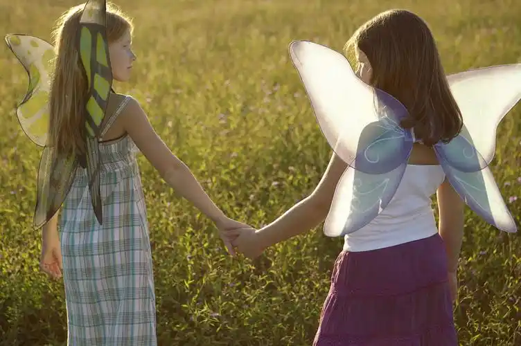 手牵手郊外美丽少女的背影