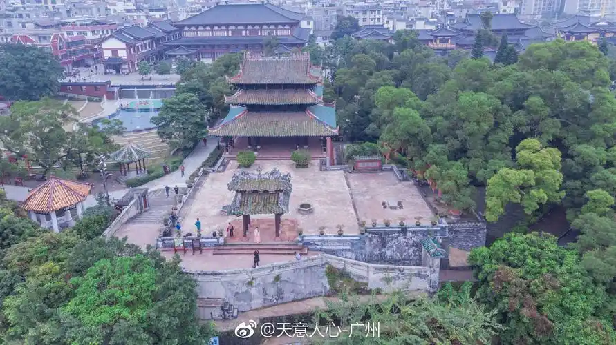 真武阁,座落在玉林市容县城东绣江北岸的一座石台上