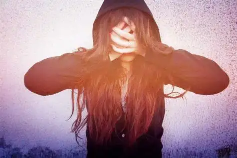 心碎女生图片悲伤无助的女生