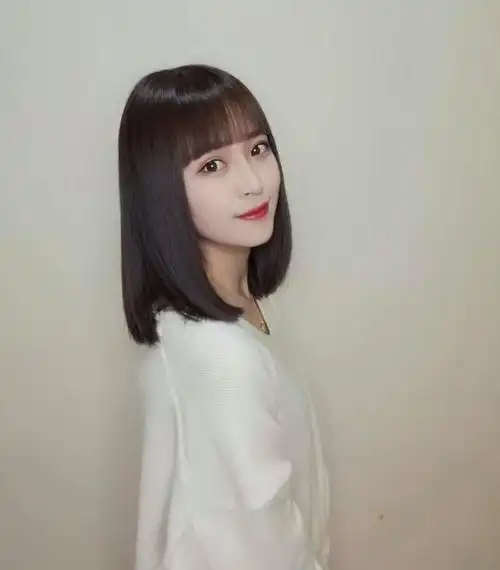 长脸的女生应该想的就是让自己脸型变短,那么什么样的发型适合呢?