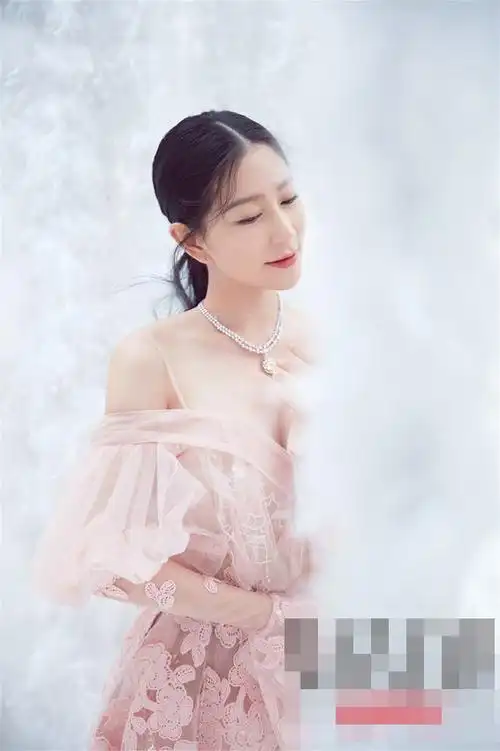 兰玉时尚写真气质慵懒展仙女范儿