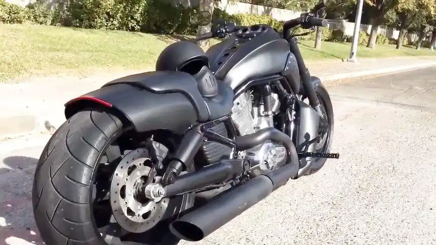 后轮比汽车轮胎更宽 实拍哈雷v-rod 死亡骑士的专属座驾