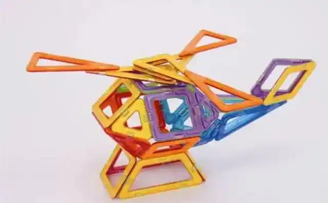 通过一片片小小的磁片,通过磁力的作用互相搭建出很多丰富多样的造型