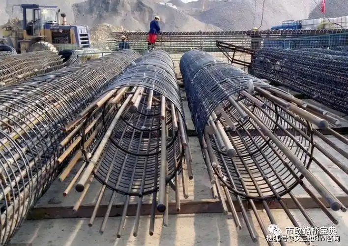 中规定了钢筋笼制作的允许偏差: 钢筋笼每隔2m左右采用加强筋