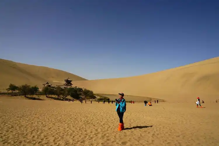 甘肃鸣沙山月牙泉