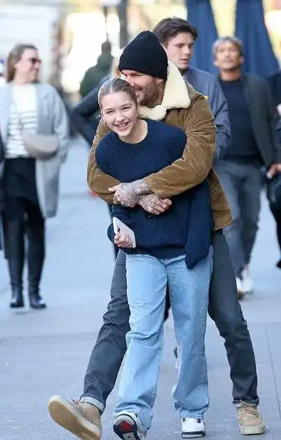 贝克汉姆当街熊抱12岁女儿小七瘦身后越发漂亮了