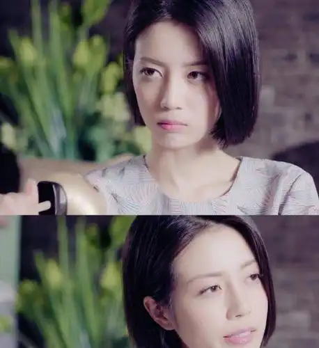 在漂亮李慧珍中穿着一身西装衬衫的李溪芮很有白领的感觉,知性干练中