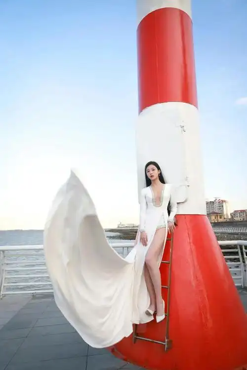 歌手演员孙芮,海边写真合集大秀事业线和美腿,宛如仙子降临人间|唱片