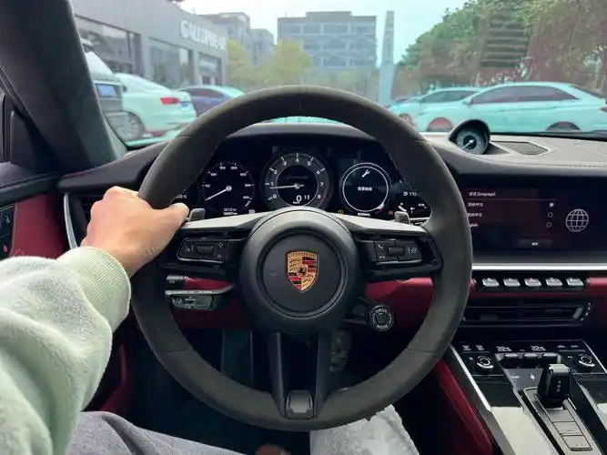 保时捷911我刚借走5分钟,仪表盘就出现「需要维修」的标志,这个应该没