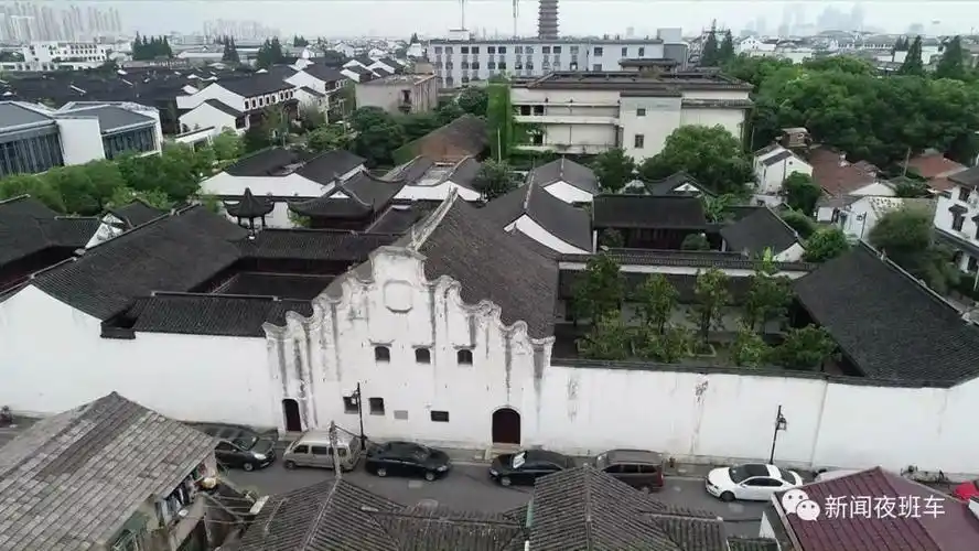 他用了两年多时间努力写字画画卖钱 才还清了购房款 而在距离唐寅故居