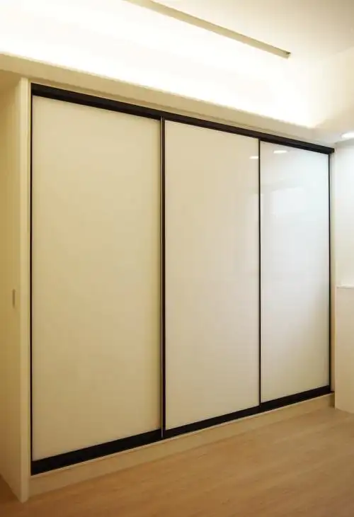 小孩房与客房以白色镜面的推拉门,带进明亮清新的视觉感受.