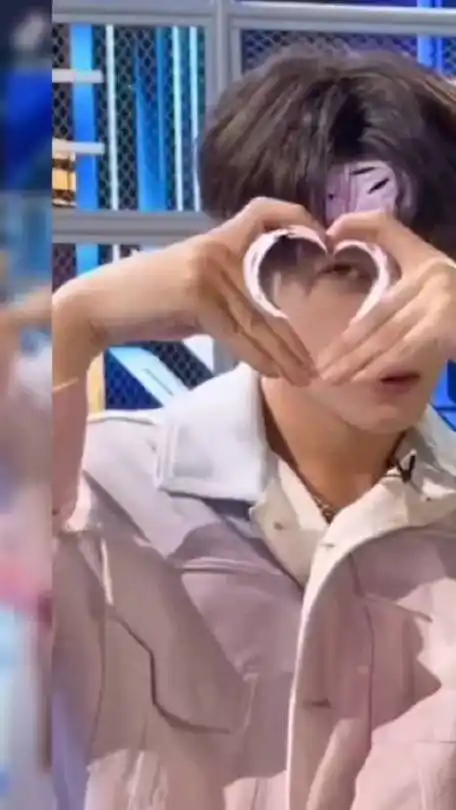 檀健次手指比心教学