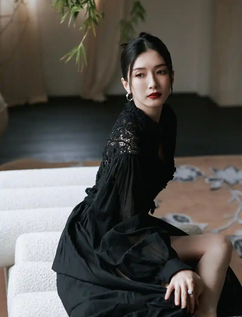 江疏影,曜黑灵韵性感蕾丝长裙