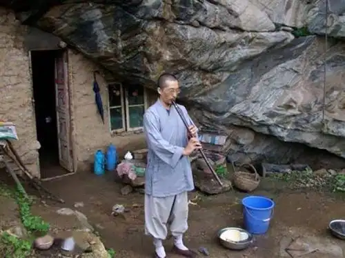 上万人隐居终南山真的是远离世俗当地村民却直摇头