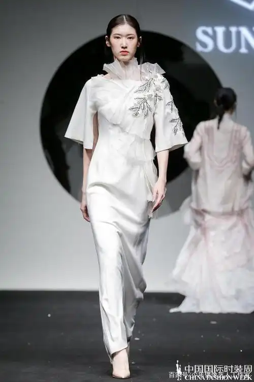 河南超级童模胡恩泽领秀中国国际时装周2021三寸盛京天宫大秀