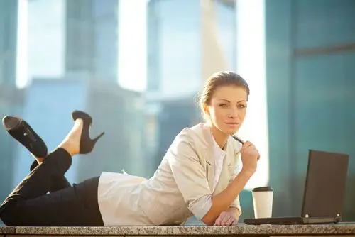 趴在地上的职业美女 图片素材(编号:20130725121325)-女性女人-人物图