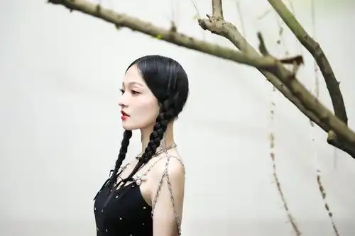 《天赐的声音2》启动仪式上,@张韶涵 黑裙造型美出新高度