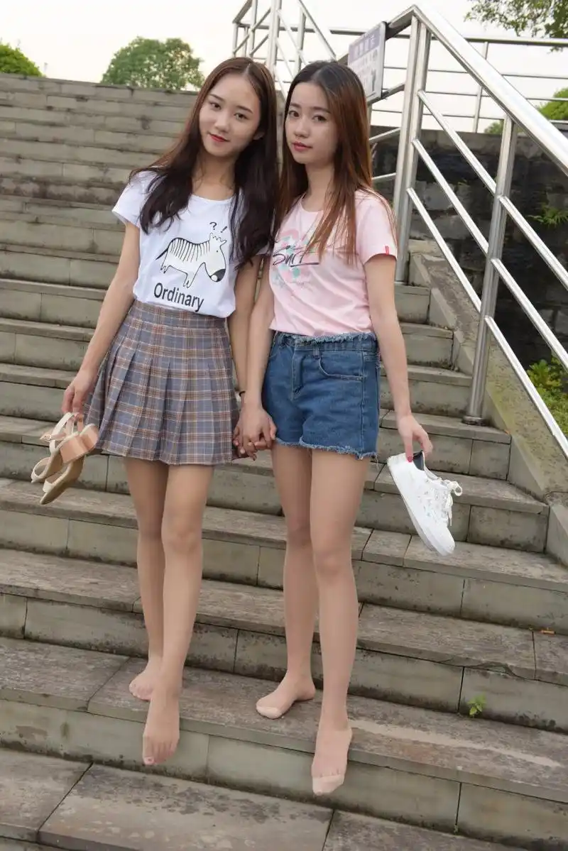 女生穿搭分享: 肉色的丝袜搭配短裙和短裤