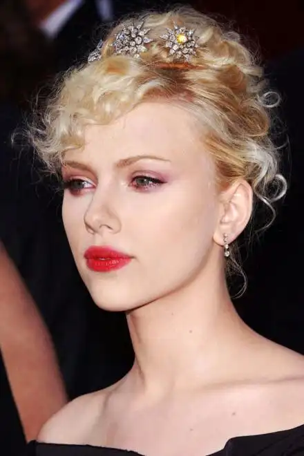 她的本质是纽约水泥森林里的混凝土,而非好莱坞金色的迷雾浮尘.