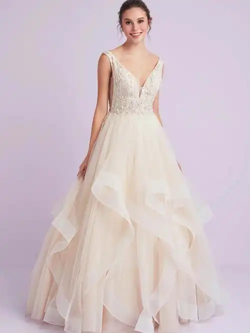 oleg cassini: 款式推荐# 这件双肩v领婚纱上身由亮片和钉珠组成精致