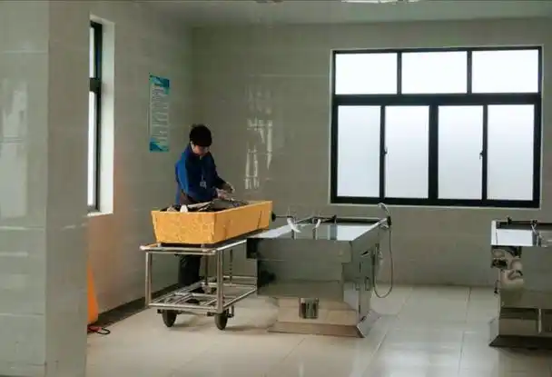 火葬场搬尸工即使搬运高层住户也要走楼梯全程不能停歇