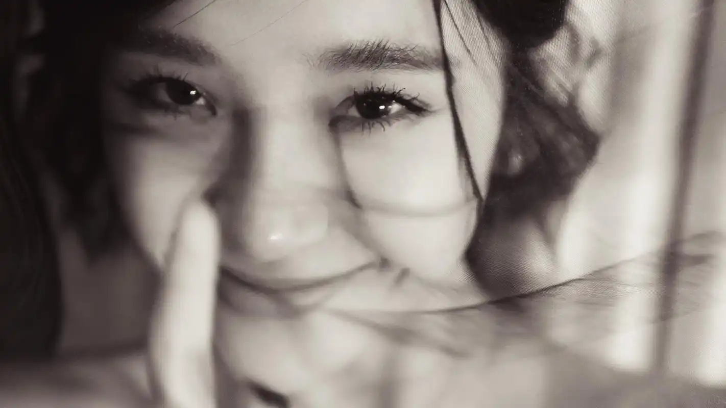 唐艺昕黑白宽屏桌面高清壁纸