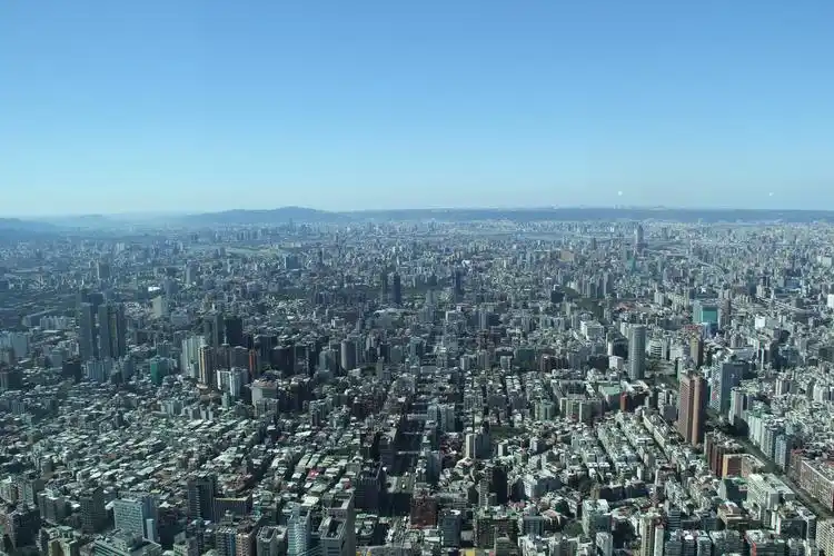 有个星巴克,也可以看全景,省100块rmb门票 台北101大楼 自由广场很美