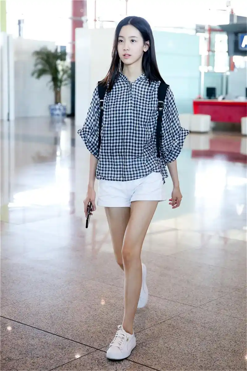 大写的耿直!陈都灵纯素颜现身机场