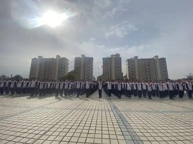 高举队旗跟党走,争做新时代好队员——即墨区潮海中学七年级少先队建