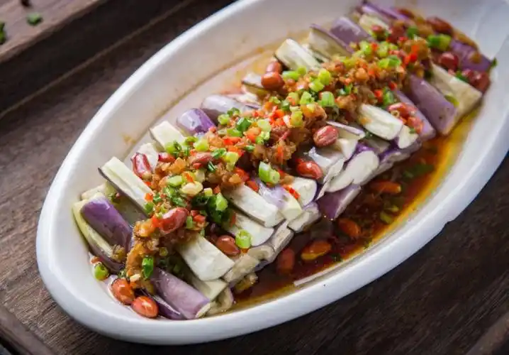 做蒸茄子,直接上锅蒸就错了,多加这1步,茄子不发黑更鲜嫩