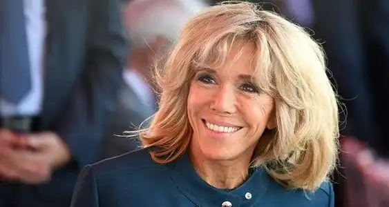 法国总统老婆穿旗袍!67岁身姿挺拔秀筷子腿,谁说"老牛吃嫩草"