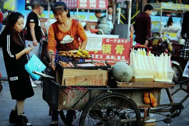 小摊小贩闪亮登场