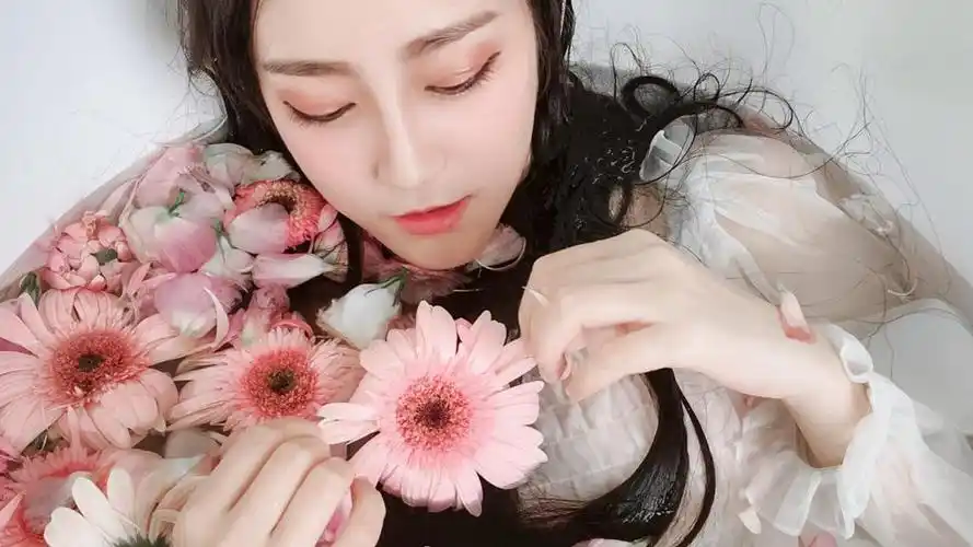 清纯性感的浴缸小姐姐极品私房写真,高清壁纸图片,清纯美女-回车桌面