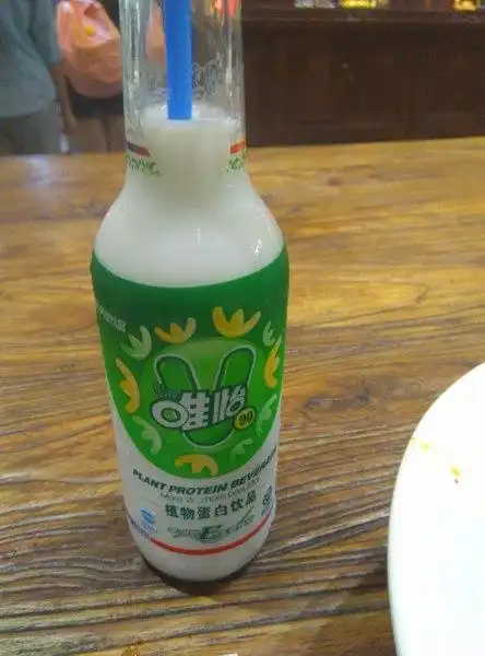 唯怡豆奶 一直以为是塑料瓶装的 没想到上来是玻璃的 更有喝汽水的