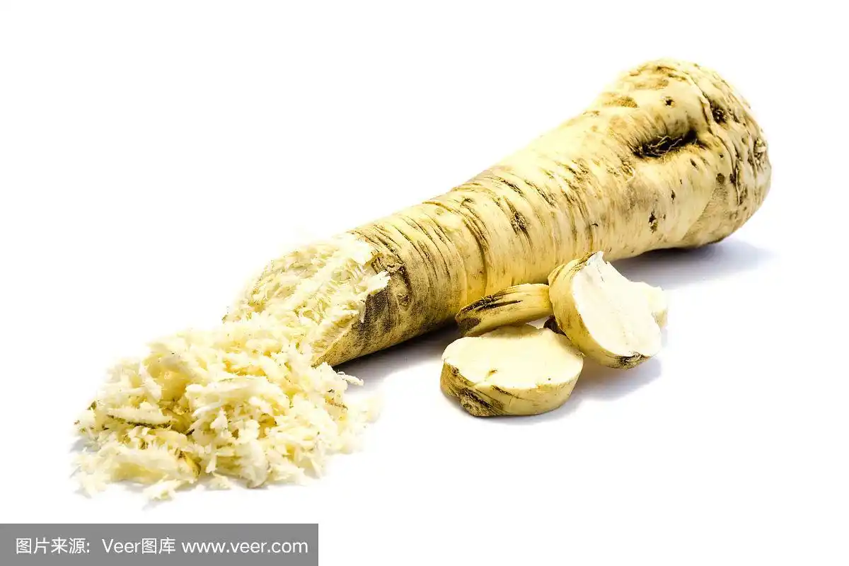 在白色背景上分离的山葵根