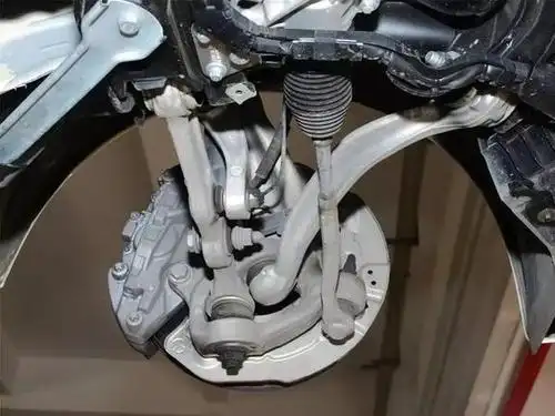 e级的前悬挂采用多连杆式独立悬架,和s级的是一样的,只是杆件的造型和