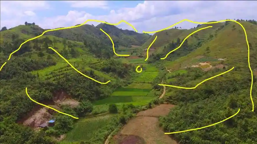 山脉开帐,护砂环抱,是藏风聚气的风水宝地