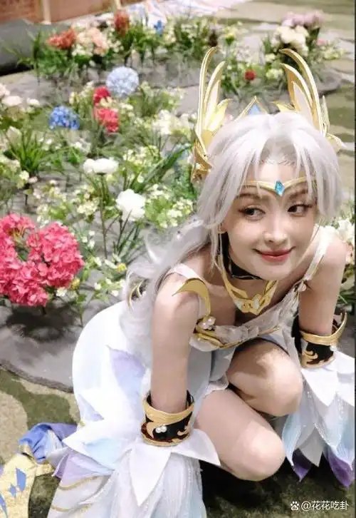 古力娜扎cos《王者荣耀》貂蝉,置身繁花中宛若美神降临