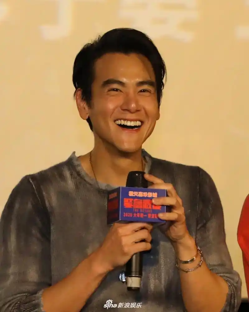 组图彭于晏穿灰色打底衫尽显迷人线条与王彦霖一同上演侧颜杀