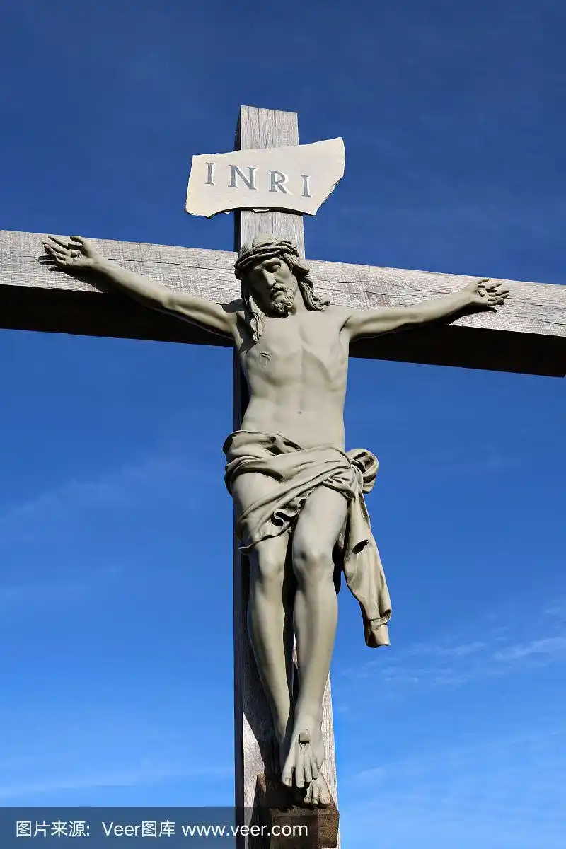 特写的木头十字架与基督形象的户外