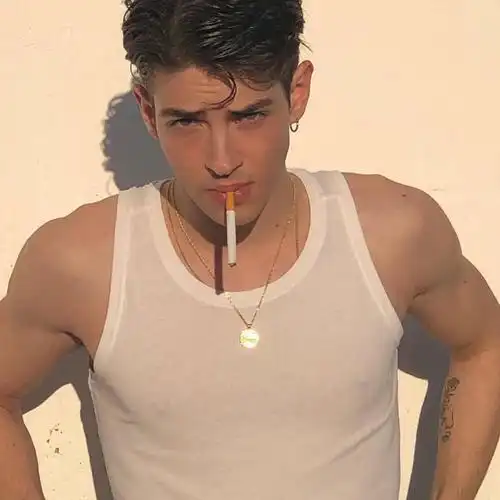 叼烟肌肉男头像