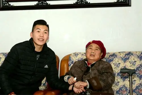 老家亲人看望老父母照片