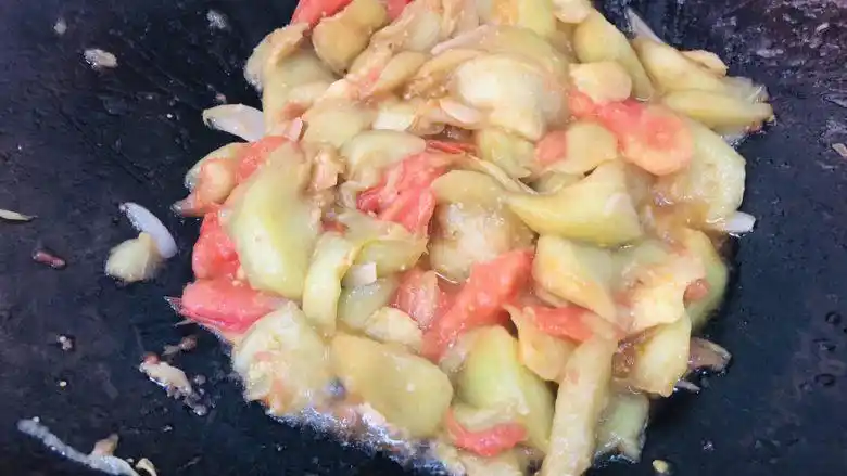 清炒西红柿茄子,翻炒过程中根据情况可以适量加清水