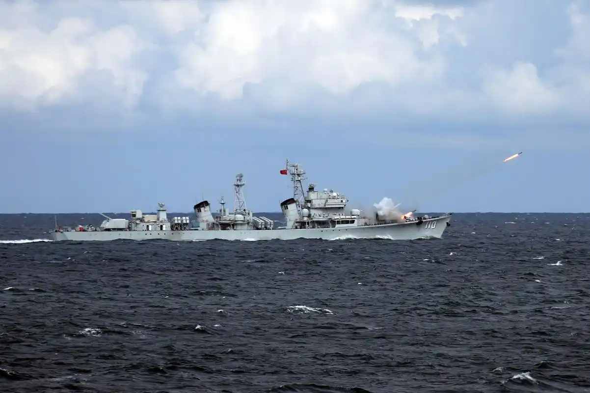 8月14日至17日,北海舰队某驱逐舰支队组织舰艇编队辗转多个训练海区