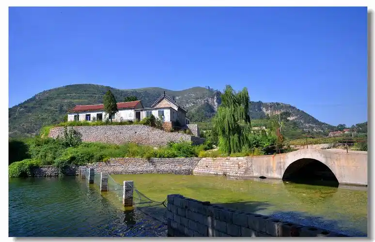 依山傍水小村庄