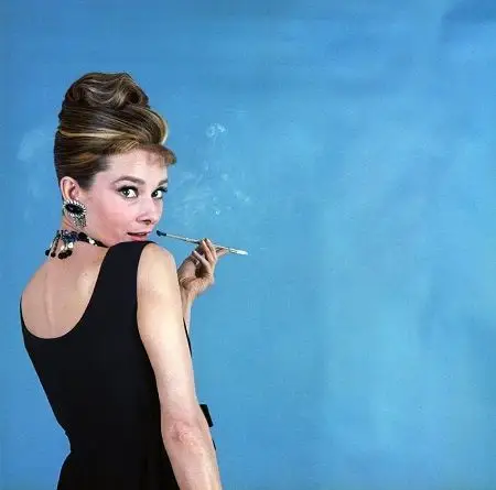 赫本在《蒂梵尼的早餐》中穿着的著名"小黑裙" 成交价47万英镑